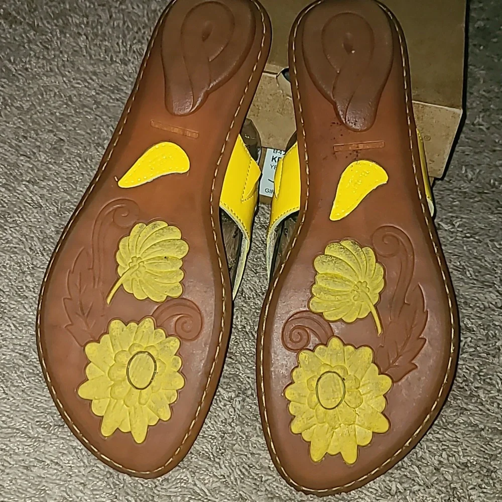 Born studded thong yellow sandals. Size 10 - Picture 2 of 5